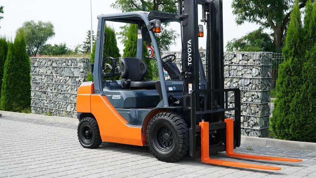 Wózek Widłowy Używany Toyota  02-8FG25  /#495/